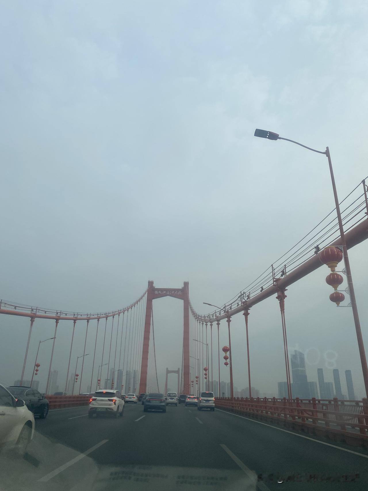 现在普通家庭存款都有一百万，就我观察我所在的这个城市百分之九十九的家庭都有一百万