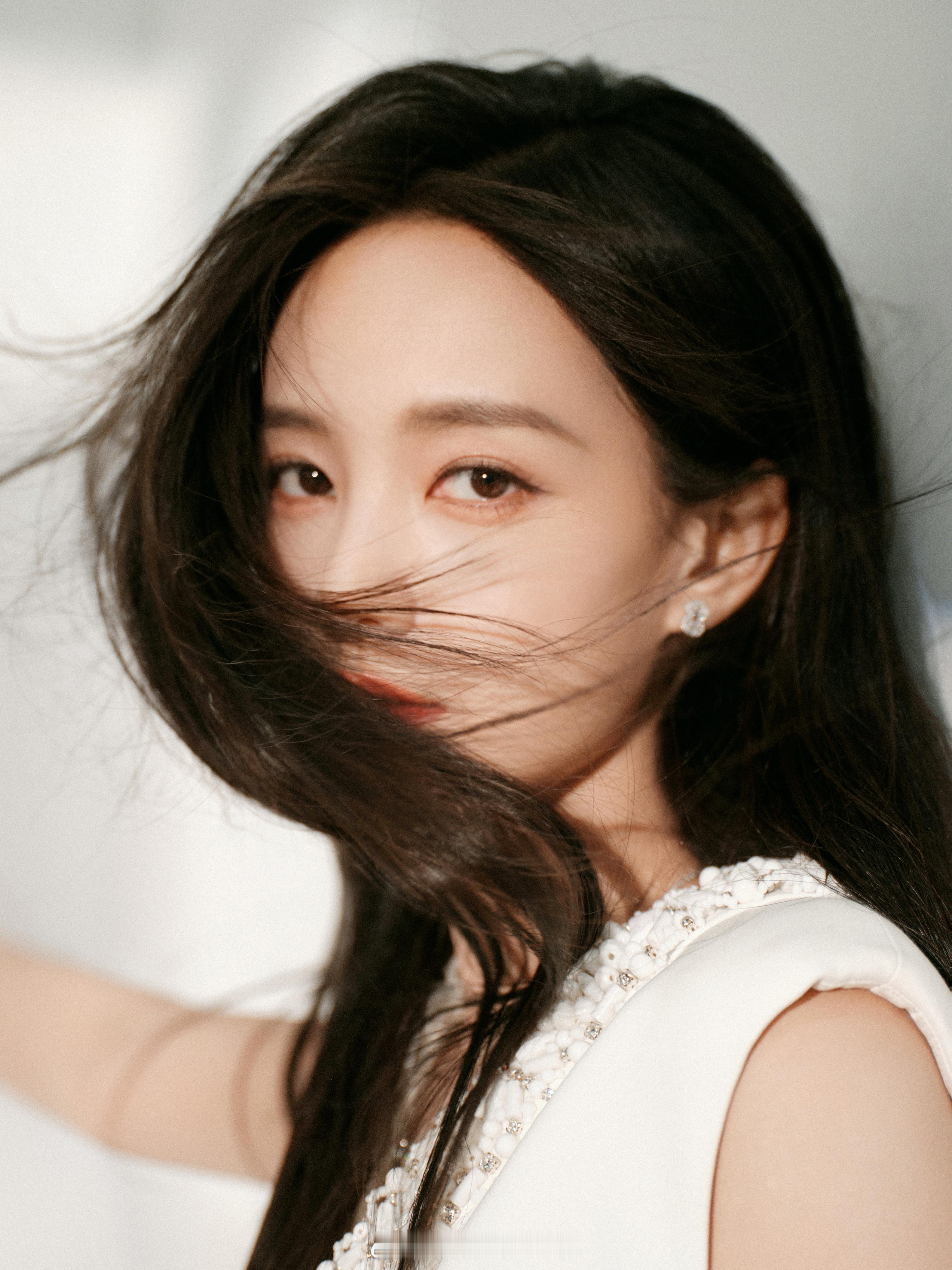 李一桐白色修身造型