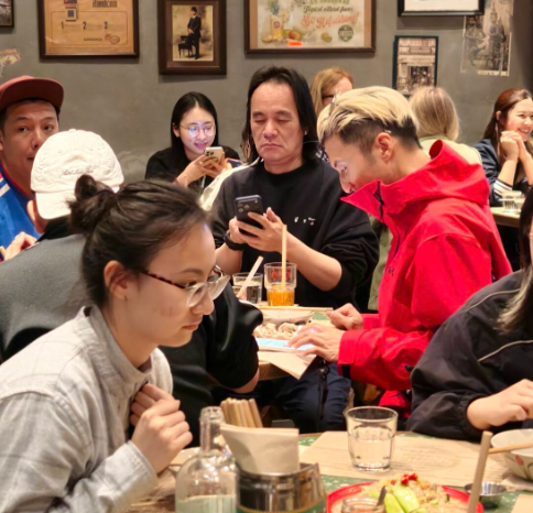 谢霆锋不愧是吃货有网友在香港的餐厅偶遇谢霆锋吃泰国菜，看起来就像精神小伙一样，