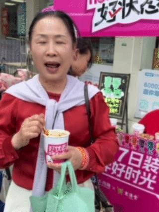 奶茶你加辣椒还是折耳根不是，现在喝奶茶怎么感觉还整上绝地求生了？当你还在纠结小料