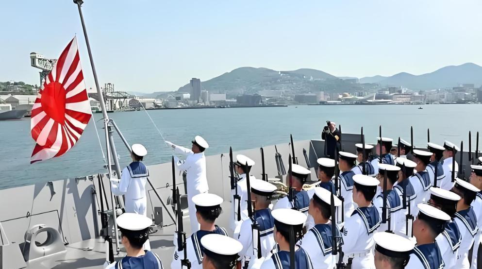 你知道小日本为什么不怕中国，只跪美国和俄罗斯吗？日本人看俄罗斯抖如筛糠，