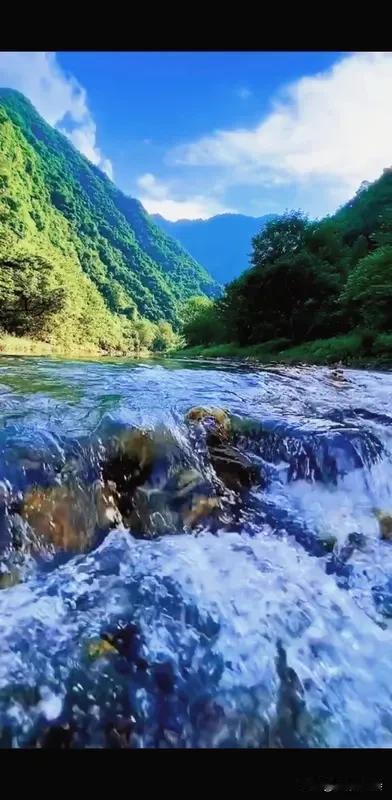看到“远看山有色”求下联，这可太有意思了。经典下联“近听水无声”就很不错，山水相