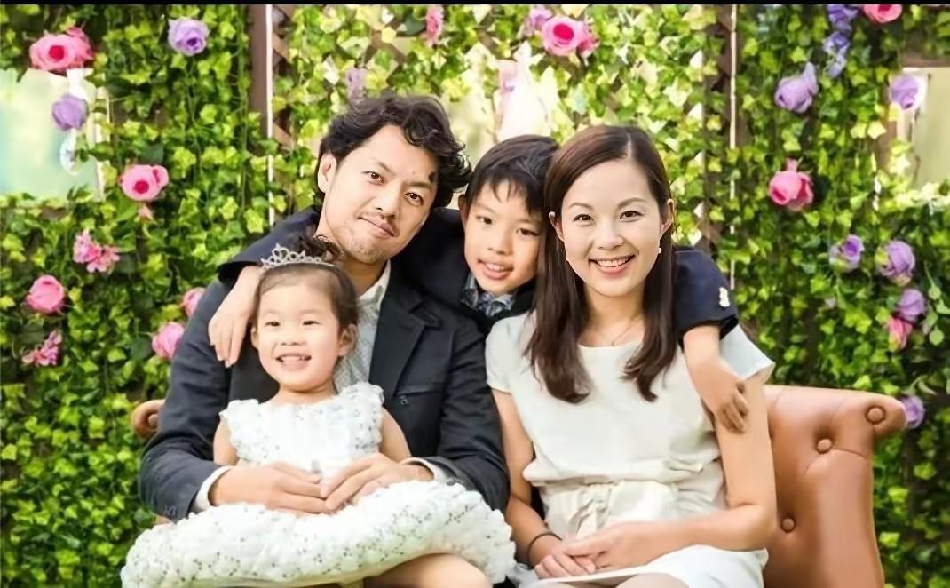2005年，赵萍带着日本的竹内亮回家见父母。赵母说:“你们不合适，赶紧分了！”赵