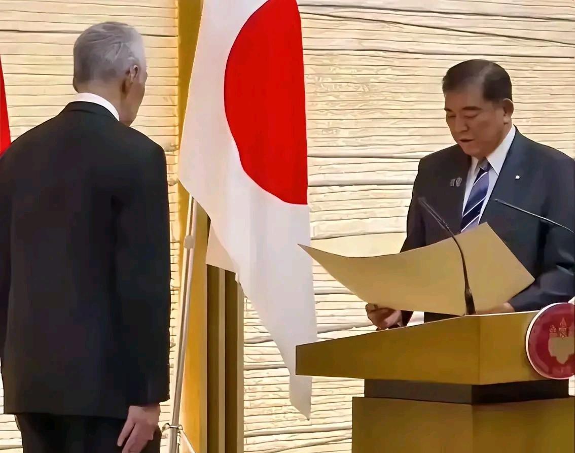 印尼骚乱，泰国总理解职，新加坡前总理李显龙接受日本天皇勋章，说明东南亚这趟水还很