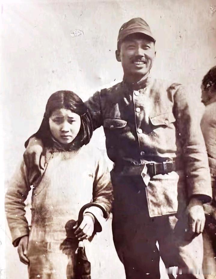 日本侵华期间，一名日本军官把手搭在一个中国小女孩肩膀上，脸上露出了猥琐的笑容！