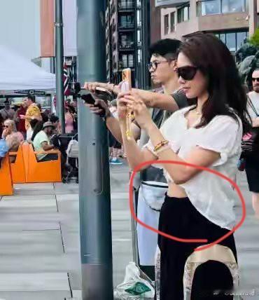 杨采钰也开始像苗苗看齐了，完全放弃演员这条路，和富豪老公过起了富太太的生活。