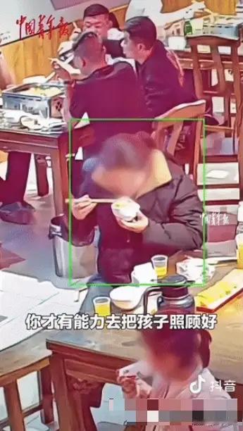 泪目！山东临沂，一女子牵着孩子走进一家餐馆，怯生生对老板说：“我没钱吃饭了，能不