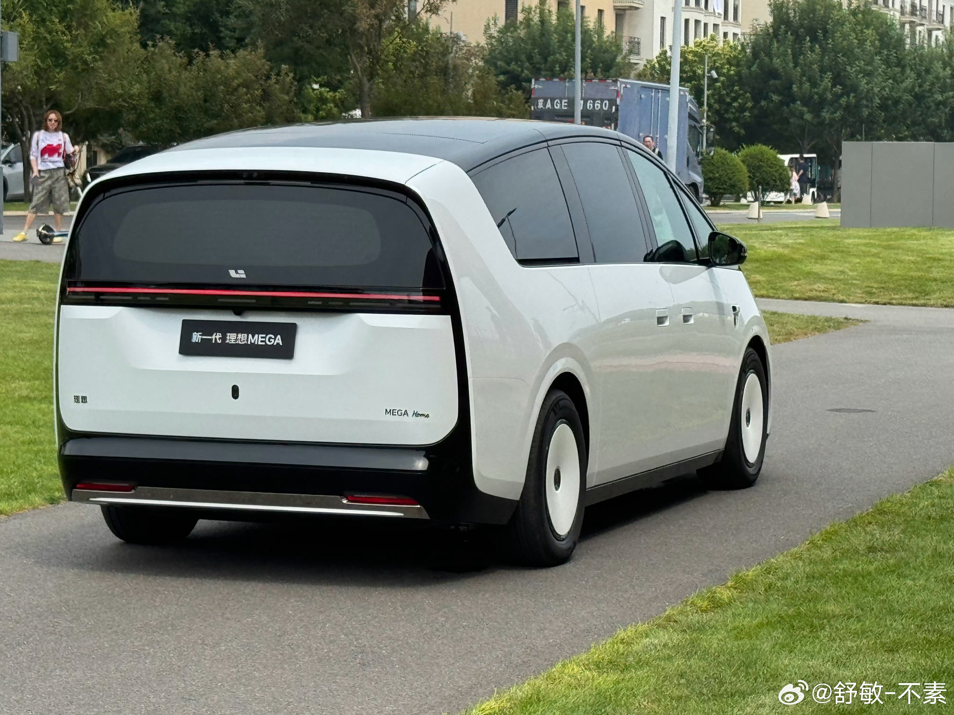 关于理想MEGA新车，简单分享几点个人感受吧。  新款走的是"精修颜值...
