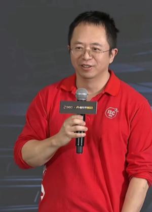 2006年北京中关村的一间小办公室里，36岁的周鸿祎突然举起笔记本电脑狠狠砸向地