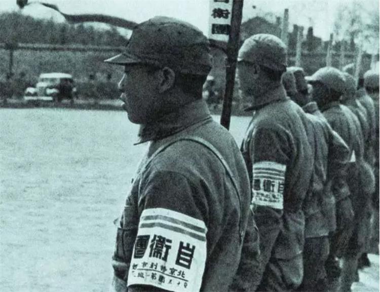 1983年2月1日，北京宣武区大耳胡同。一个拄着拐杖、走路一瘸一拐的老头，刚从院
