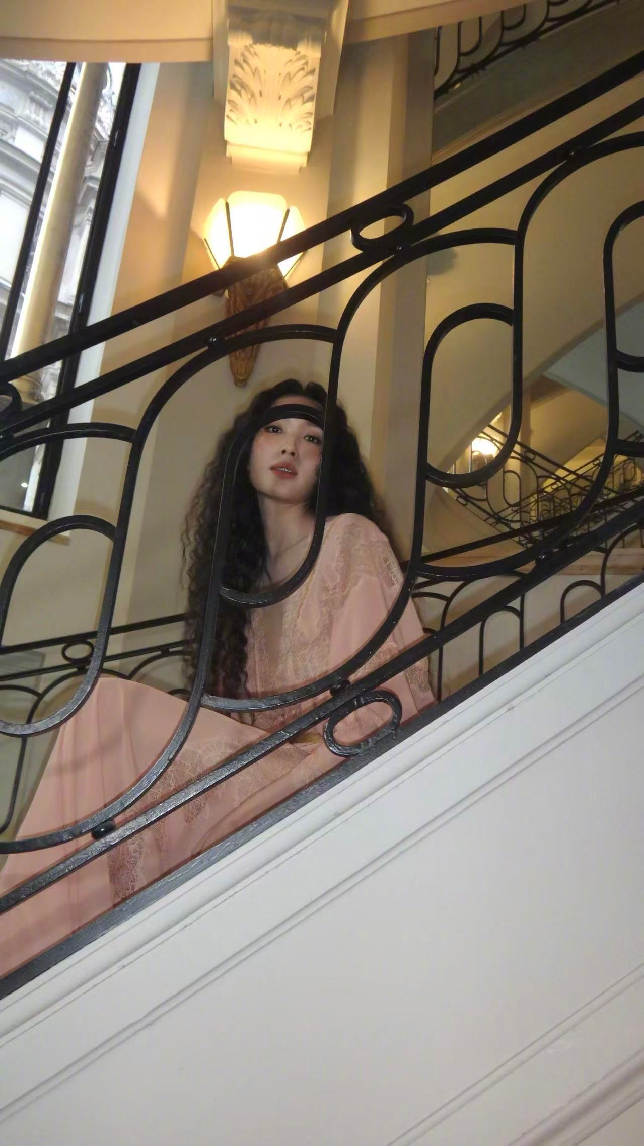 王紫璇你和女娲指定关系挺好王紫璇巴黎秀场造型封神了，玫瑰色古典纱裙温柔又贵气，