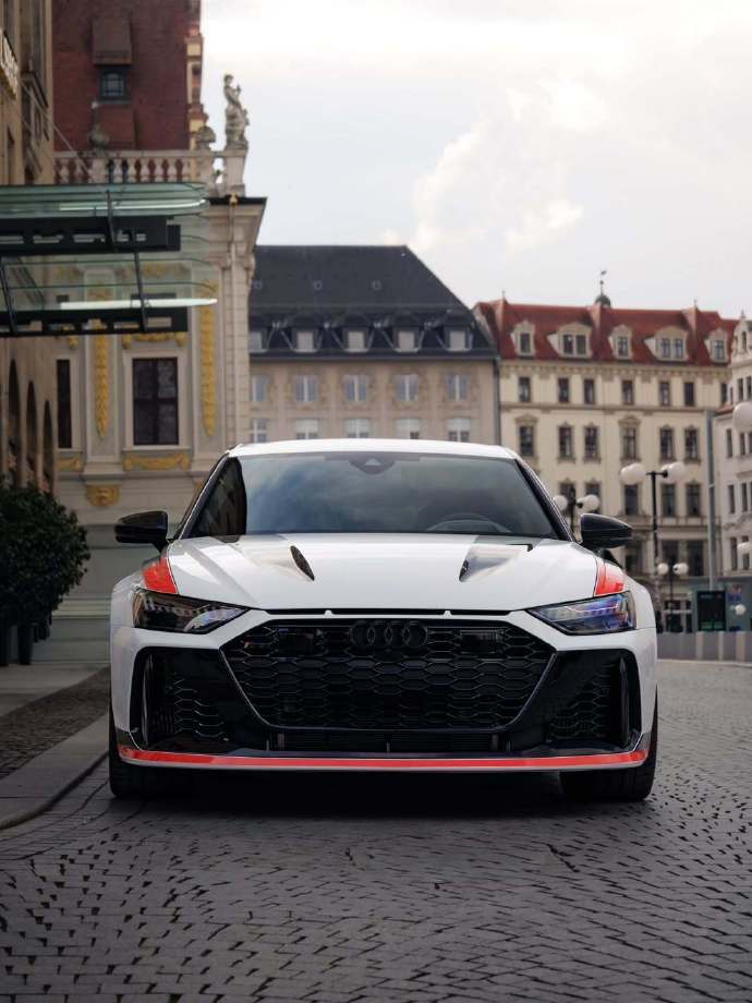 AudiRS6GT，那简直是性能与颜值的完美结合！这货外观超酷炫，大尺寸进气