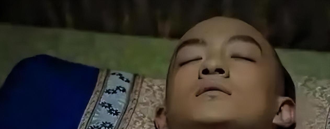 1766年，永琪病逝，乾隆悲痛欲绝，按太子的规格举办了葬礼，可奇怪的是，一个月后