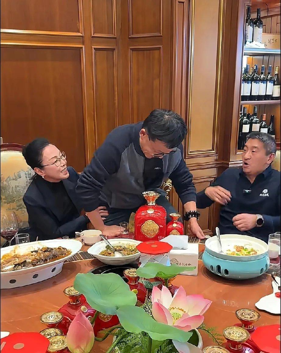 李国庆再婚后真是完全放飞自我了，在朋友聚会上直接双脚站在了椅子上，蹲着端碗吃饭，