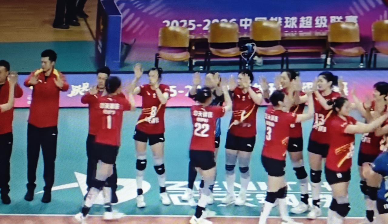 江苏女排刚刚在主场3:2胜了天津女排，双方全是小将出战，江苏先手忙脚乱的输掉二局