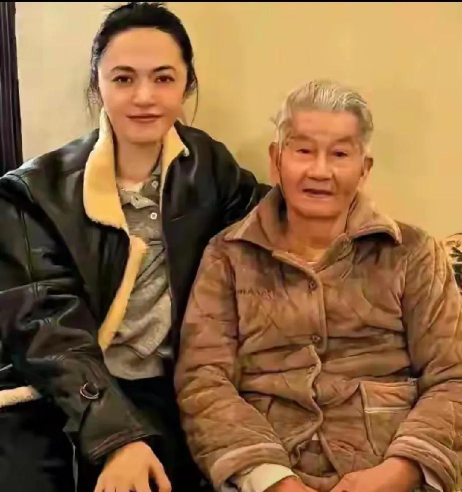 【姚晨回村被老家饭桌惊到！五口人三菜一汤，网友直呼：这节俭程度我服了！】