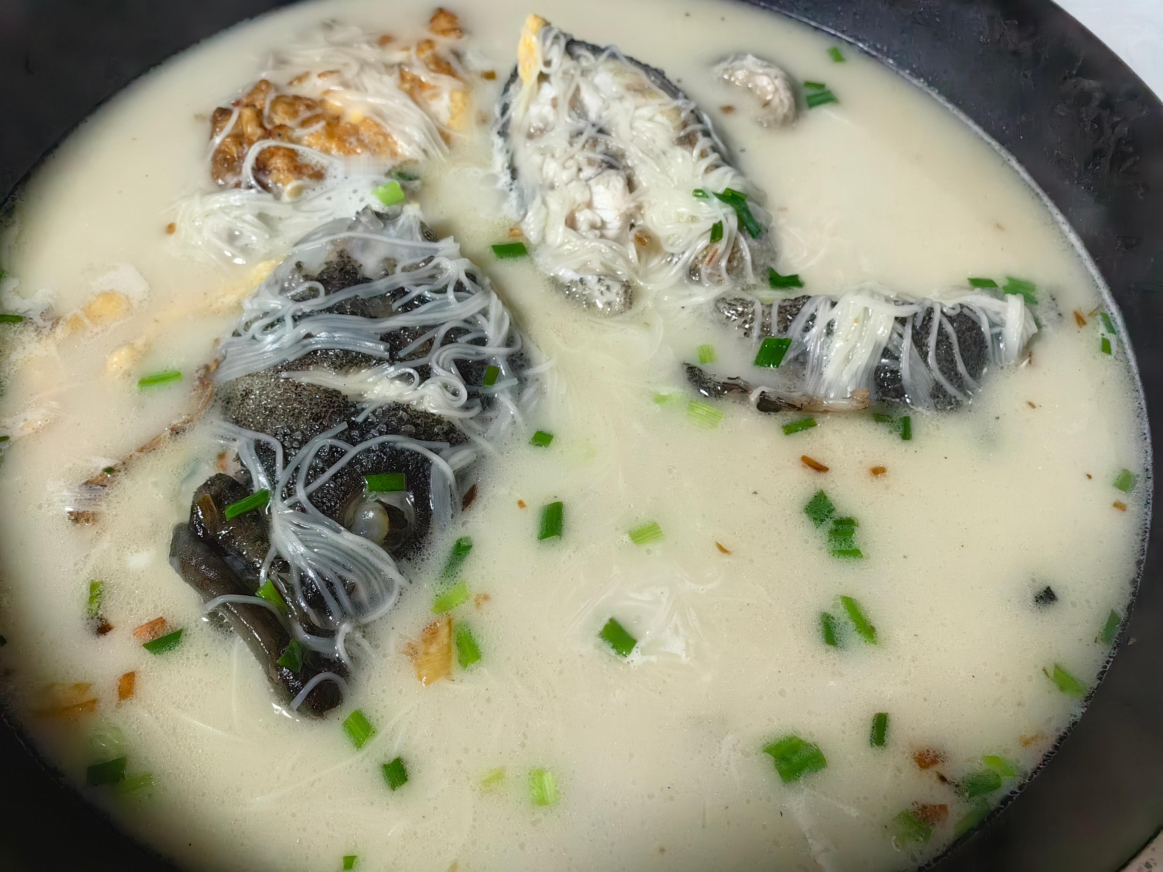 每日一餐分享午餐，做了鱼汤面线。做了虾仁咖喱炒饭。墨鱼丸丝瓜汤。