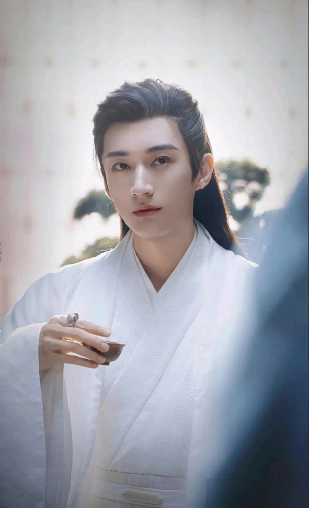内娱这帮男星，脸能打的不少，但骨相皮相同时顶到天花板的，真没几个。刘学义这张脸，到底是老天爷追着喂饭