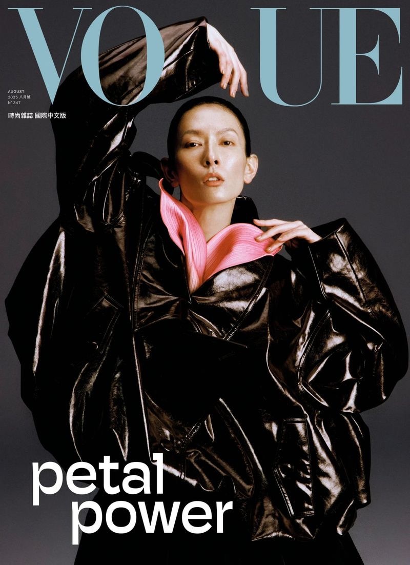 模特刘欣瑜登上台版《VOGUE》2025年8月刊封面，演绎“PetalPowe