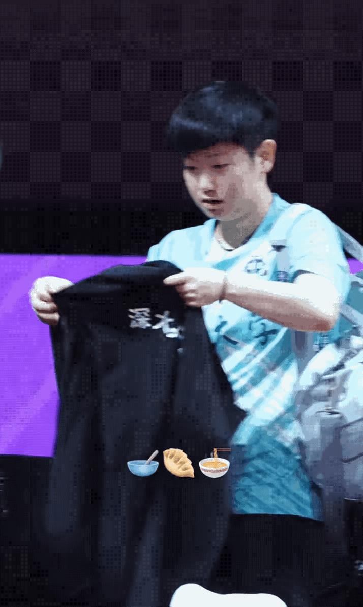 准备散场的妹宝找外套，深大的外套一个样拿起一件不是自己的再拿一件还不是自己