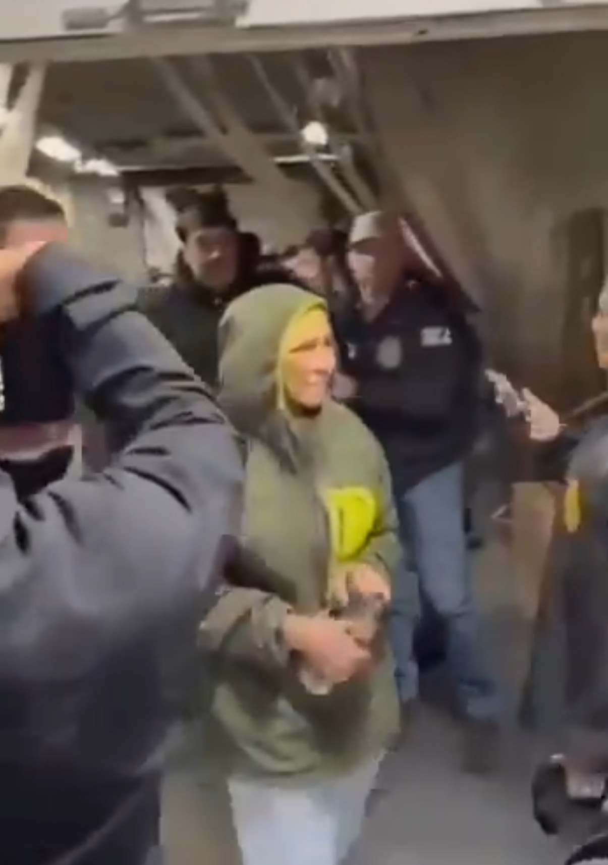 🔻之前马杜罗和妻子西莉亚·弗洛雷斯抵达禁毒局办公室的视频也在传播。🔻在镜头前