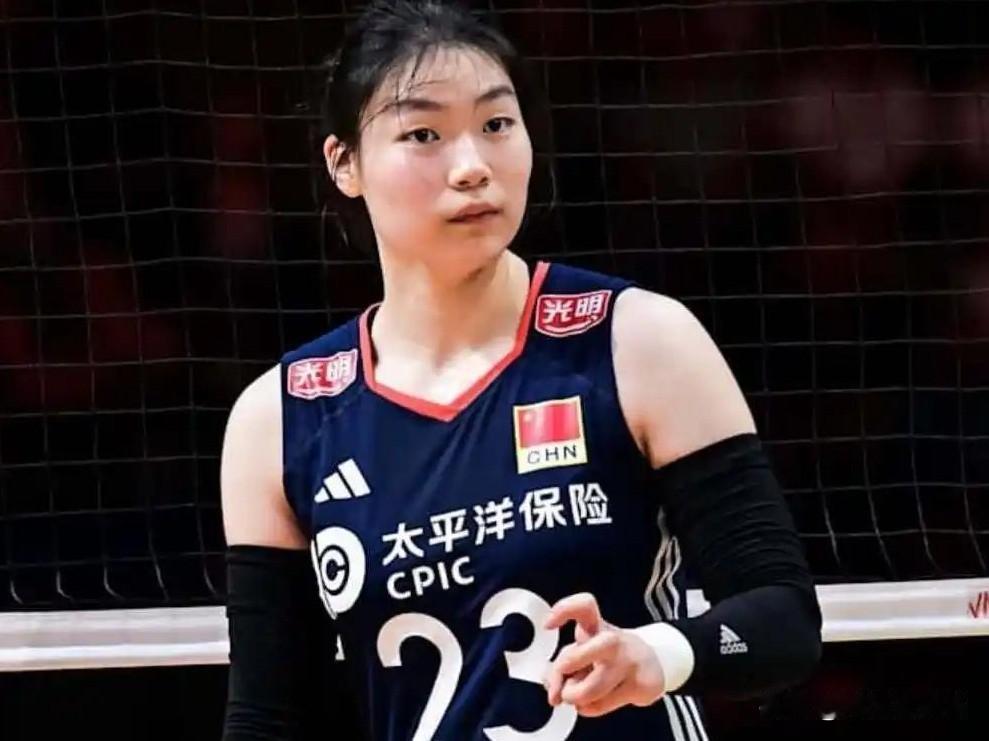 谁能扛起中国女排接应位置的大旗？当张籽萱等新星崭露头角，老球迷心中那个名字愈发清