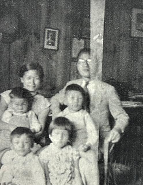 1938年起，日军对昆明实施无差别轰炸，周先庚一家因空袭加剧，迁至呈贡乌龙浦，与