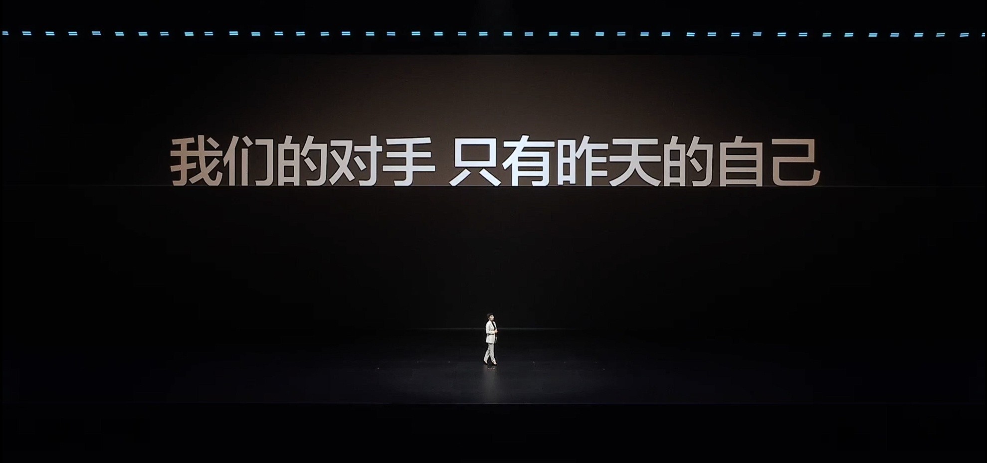 直到现在，我才忽然反应过来：比亚迪发布会全程没提友商一个字，一个字都没提。技