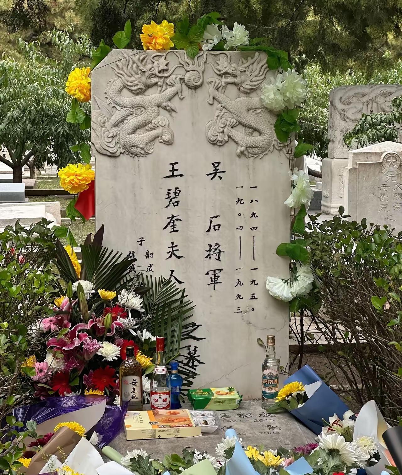我同学一家三口，前两天去福田公墓祭拜吴石将军。​她说，走到那里一看，根本不用