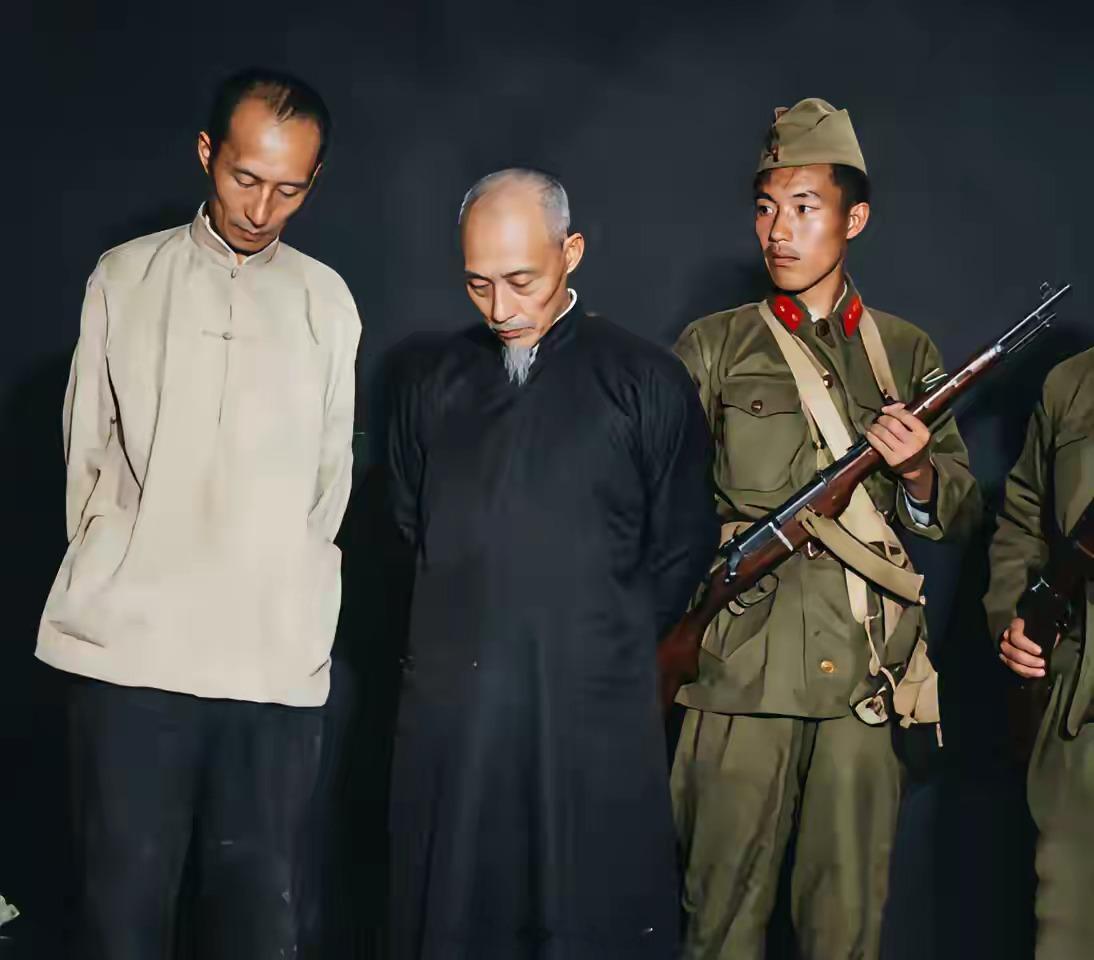 1957年，深圳罗湖。原国军上将王缵绪，企图偷渡香港时被边防战士抓获。须发皆白的