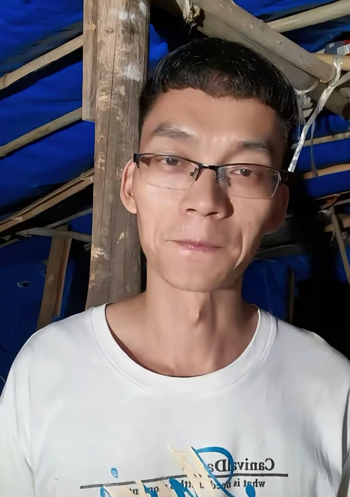 唐尚珺已经不再年轻，虽然他是大学在读，也明显见老了。这个参加了16次高考的男生和