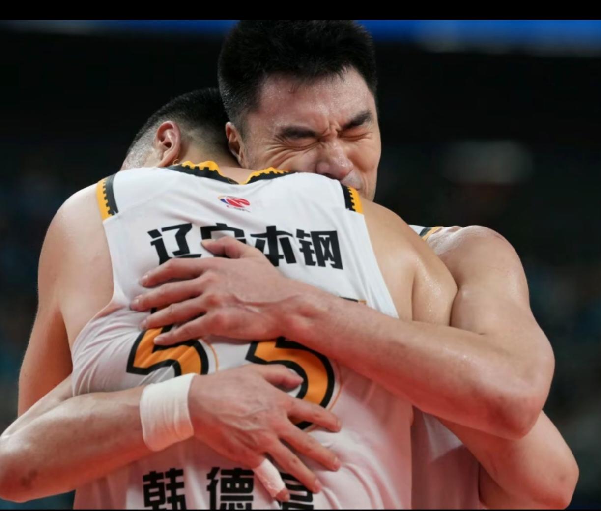 韩德君的55号球衣一定要退役啊！郭艾伦走了球迷能忍，张镇麟走了球迷能忍！如果不给