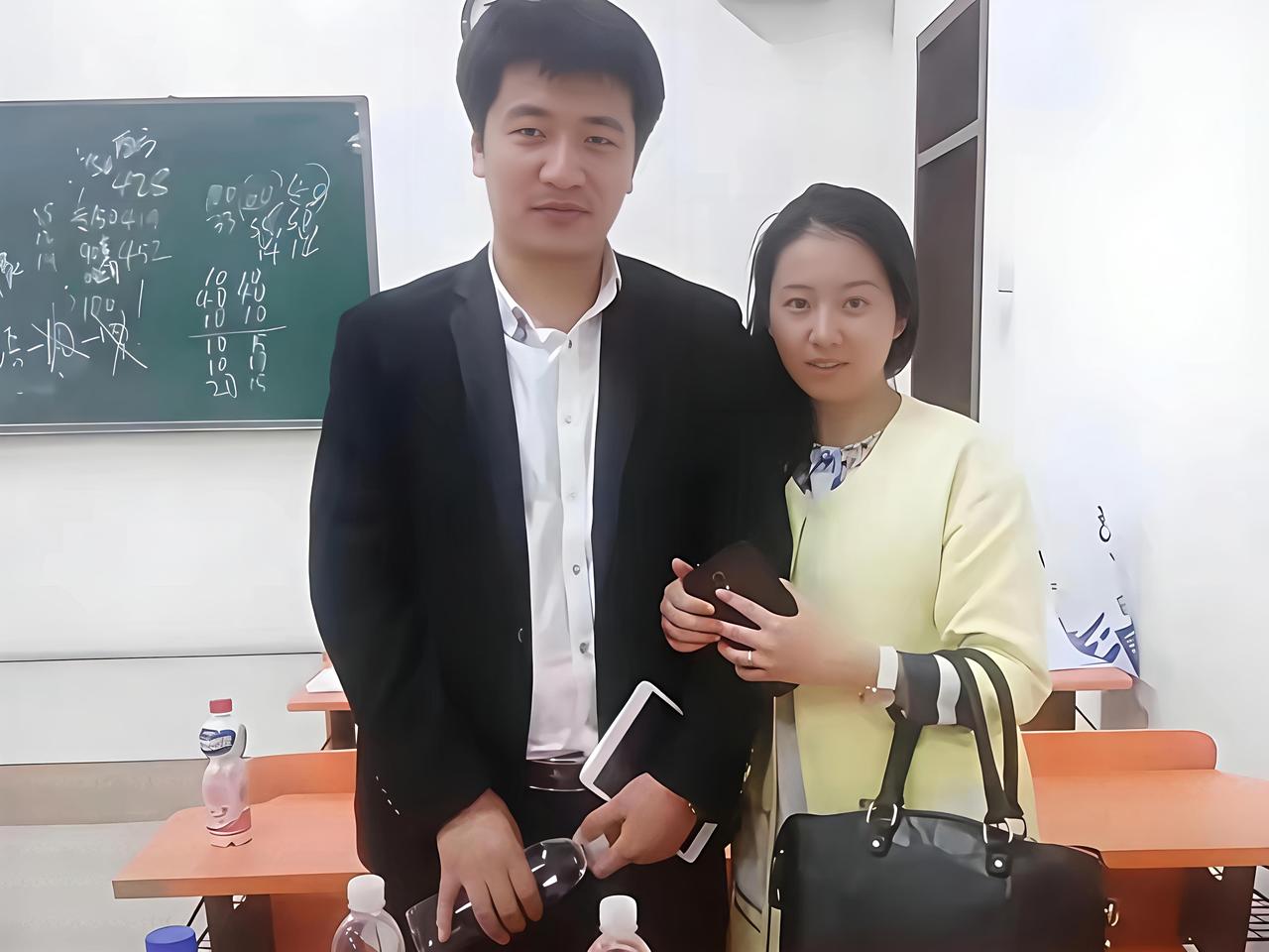 我妹想追一个凤凰男，让我给她出主意我拿出张雪峰老师的夫人李丽婧的照片对她说：“