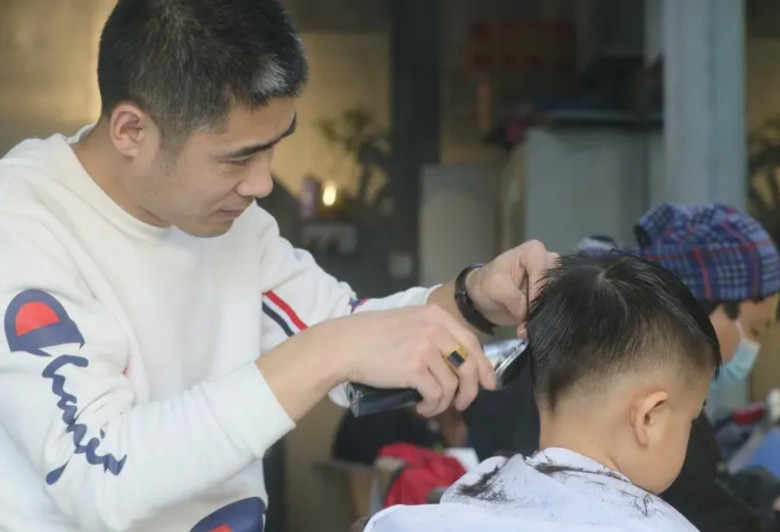 防艾滋，理发店老板不用剃刀修边了！今天去小区熟悉的理发店理发，师傅理完发后告诉