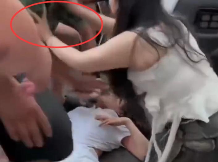 防火防盗防闺蜜！女子倒地不起，闺蜜阻止他人施救？视频里，一个年轻女子倒地不醒，围