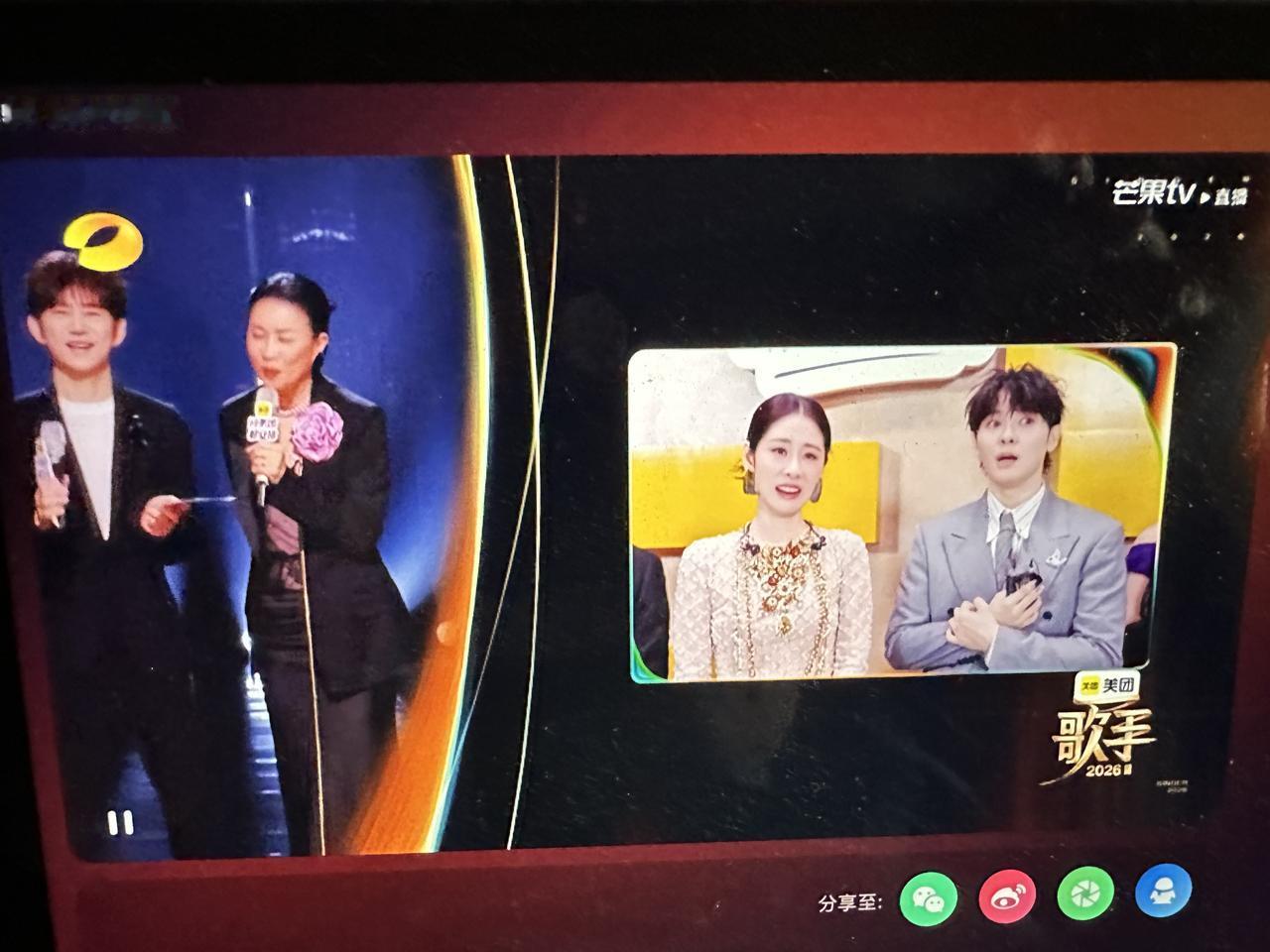 歌手直播：张碧晨掉入危险区！海来阿木又是一次白忙活。怎么说呢？今晚的舞台再次