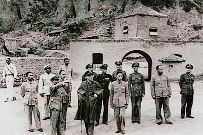 1947年蒋介石唯一一次踏入延安，坐在毛泽东的窑洞里接连问三次“为什么”背后的原