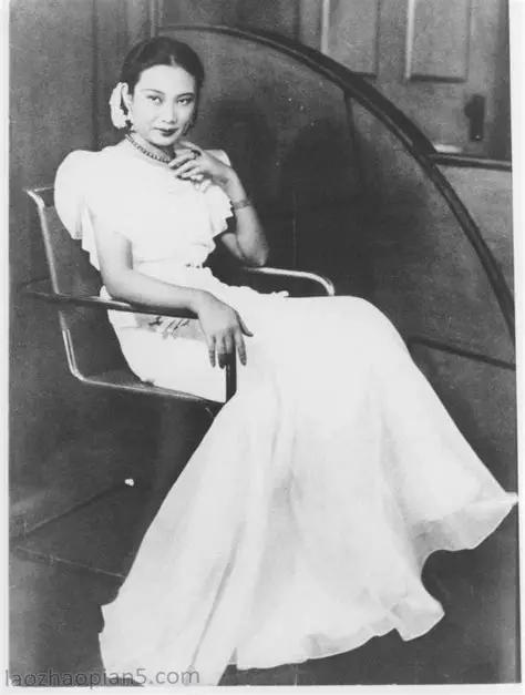 1946年3月，戴笠的飞机在南京西郊坠毁。消息传来之时，胡蝶尚在重庆。后世