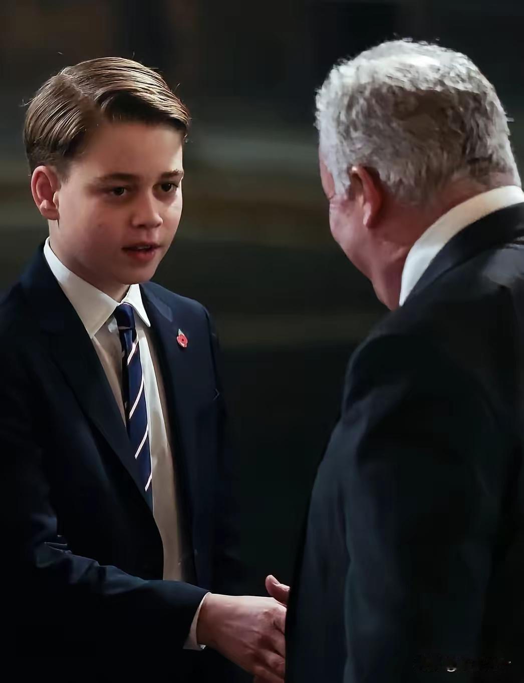 乔治王子，越来越有威廉的范了！不得不说，乔治王子那还真是越来越有王的范了！虽然