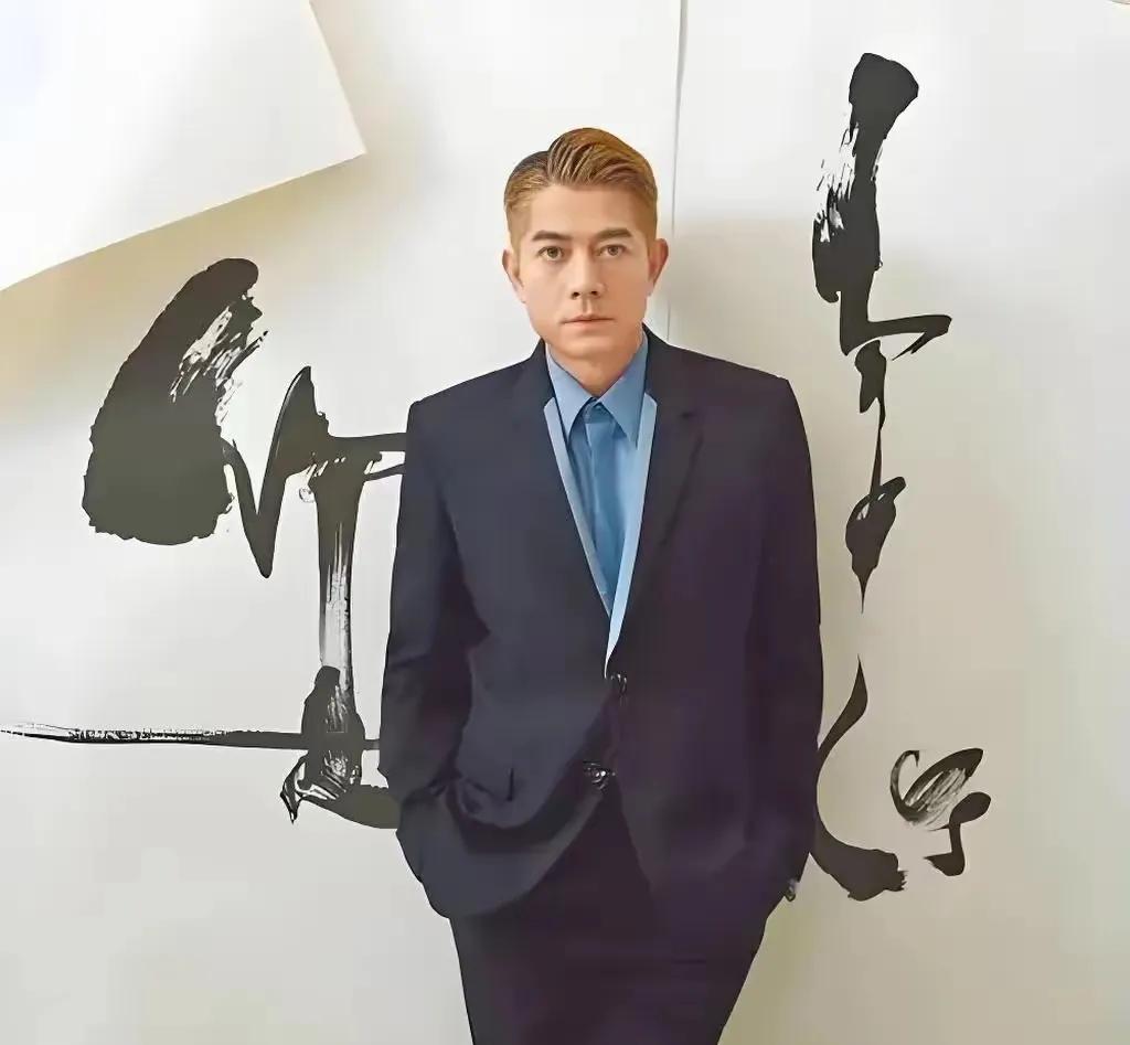 郭富城又多了一个头衔：书法家郭富城的书法，有的地方用墨特别浓，有的地方用墨却