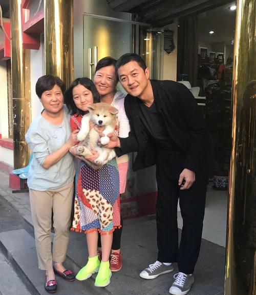 网友在巴黎杜乐丽花园偶遇李嫣与闺蜜出游，黑长直搭配简约外套，身形高挑出众，气质清