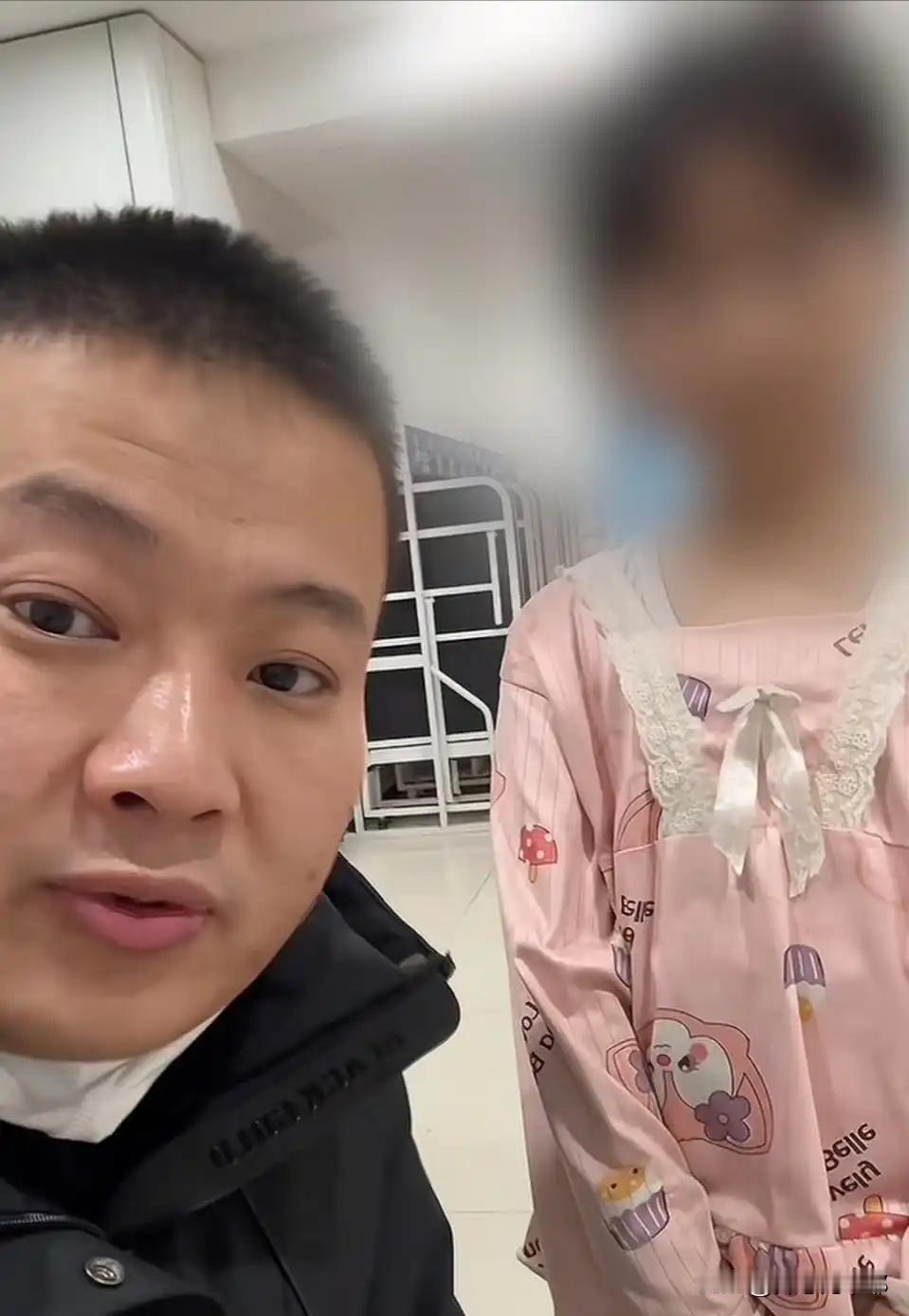 这也许就是养女儿的幸福感！黑龙江的裴先生陪父亲在齐齐哈尔第一人民医院住院，