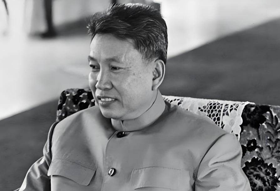 1985年，年至花甲的波尔布特，行为令人发指。他给自己分配了一位20岁出头的貌美