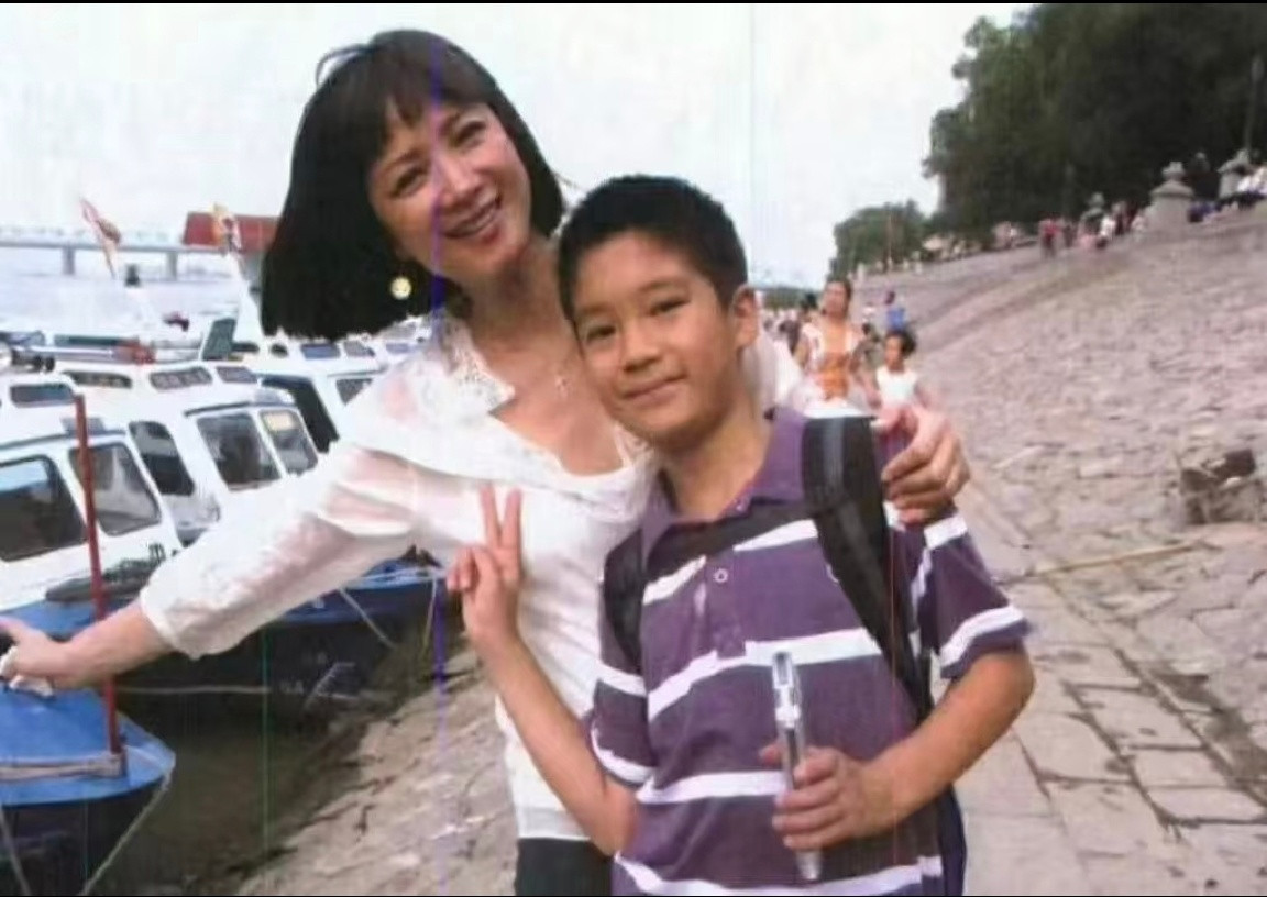 何晴儿子已从中央戏剧学院毕业许何，一听名字就能知道父母当年爱得多义无反顾小帅哥中
