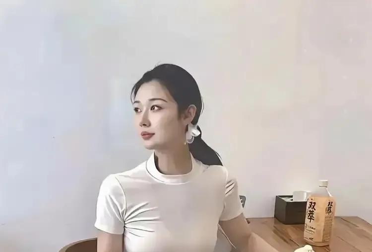 抖音博主小某拉着办公室隔壁工位的阿豪去相亲饭局，自己躲角落拍视频，把真来找对象的