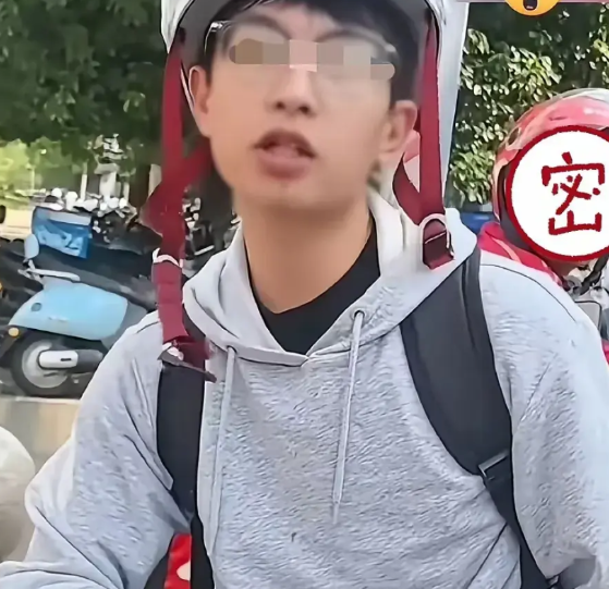 武大肖同学应该向这小伙学习，8月7日，小伙骑车和一名女子发生剐蹭，女子举起手机怼