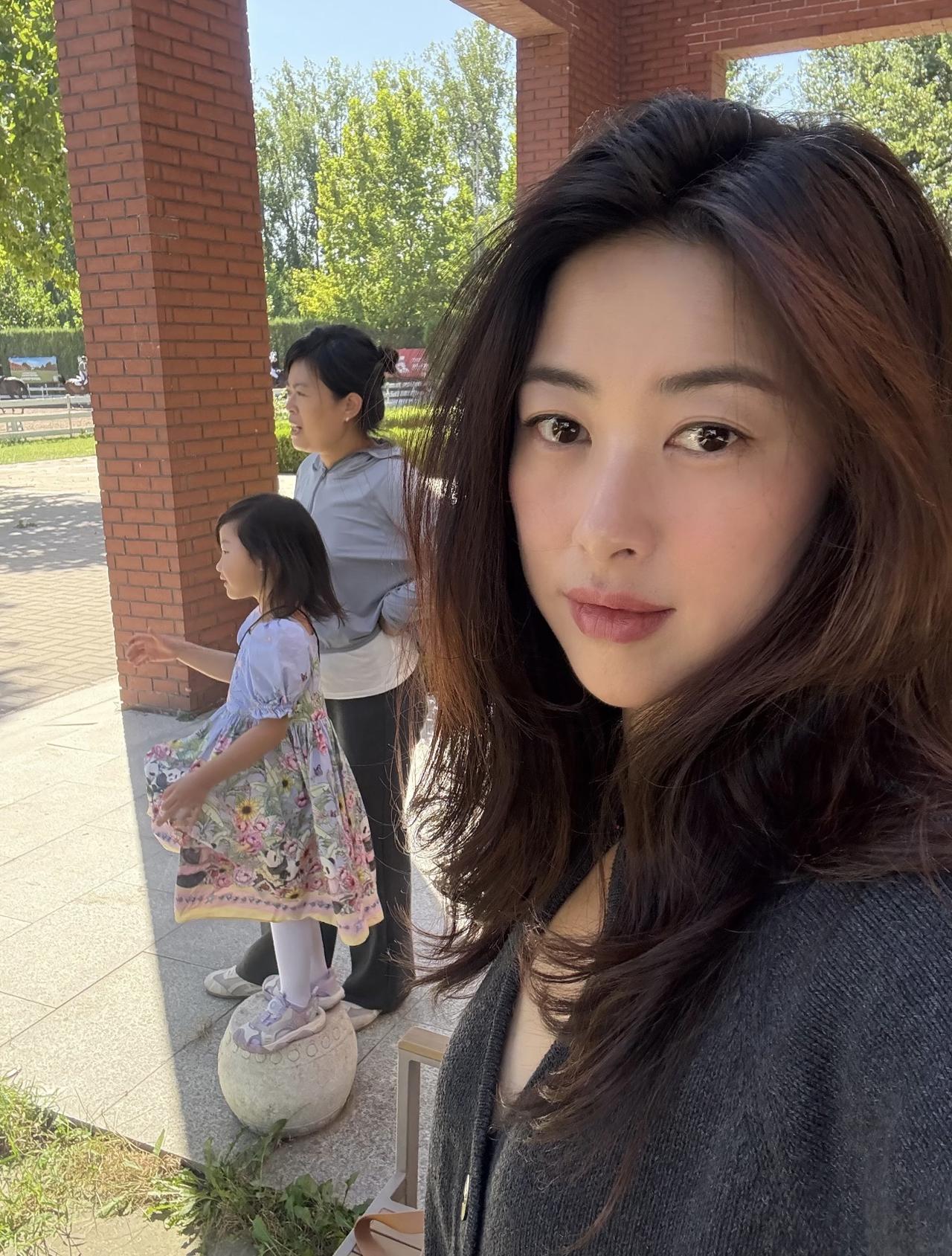 近日，朱珠晒周末带女儿看马场比赛，并透露：“晚餐是她做的菜，卖相一般，味道不错”