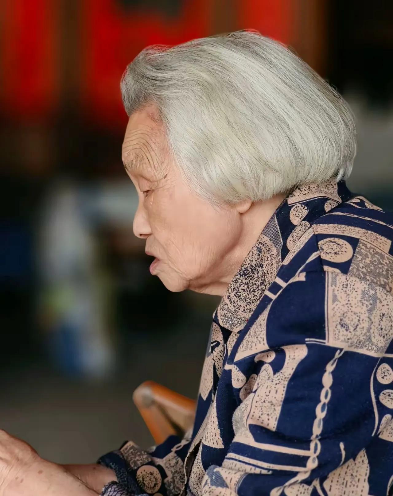 姑姑走了快一年了！都没敢让奶奶知道，骗她说是出国了，奶奶已经90多岁了。昨天奶奶