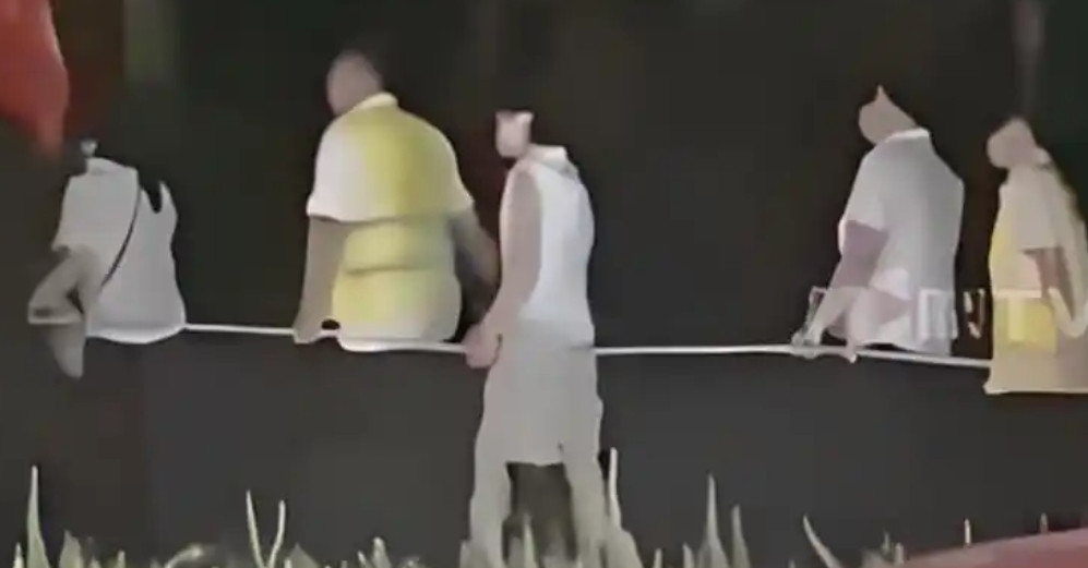 山东男子凌晨开车回家，突然发现湖边有很多人排着长队在缓慢行走。最诡异的是，这些人