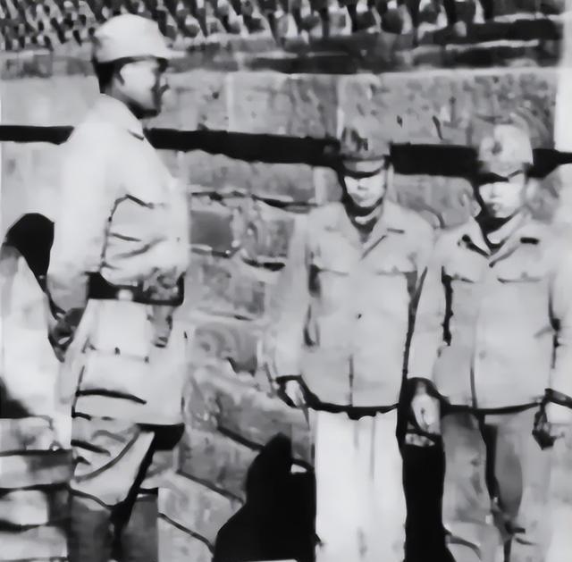 1938年，桂军师长凌压西俘虏了两名日军。他看着鬼子矮小的身材，围着绕了三圈，突